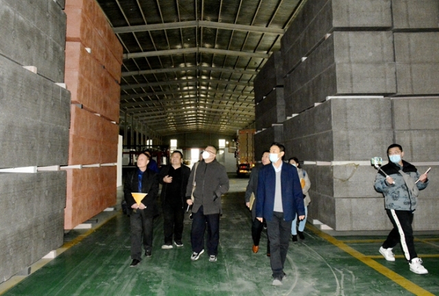“黨旗飄揚火炬紅，建造百年新華能”.jpg